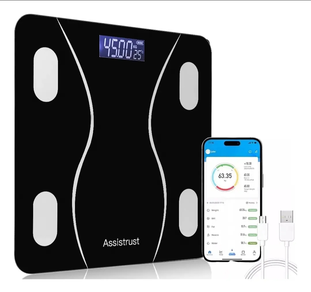 Báscula digital Assistrust negra de vidrio templado con pantalla LCD, junto a un teléfono con la app y un cable USB