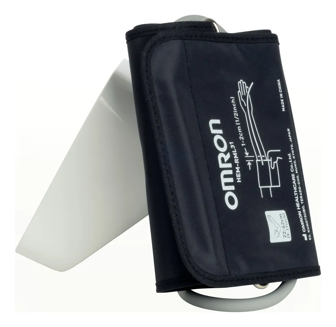 Brazalete OMRON HEM-RML31 de 22 a 42 cm apoyado sobre el equipo